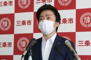 記者会見する滝沢市長