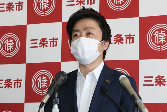 記者会見する滝沢市長