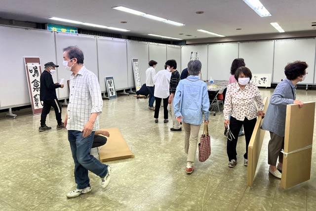開幕前夜に会場で展示作業