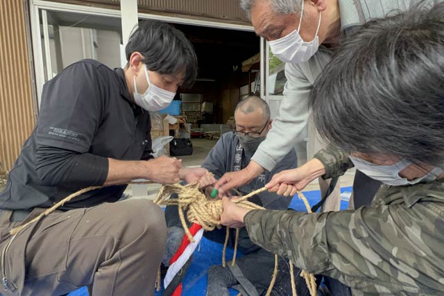 新しい鈴緒をつくる敬神会