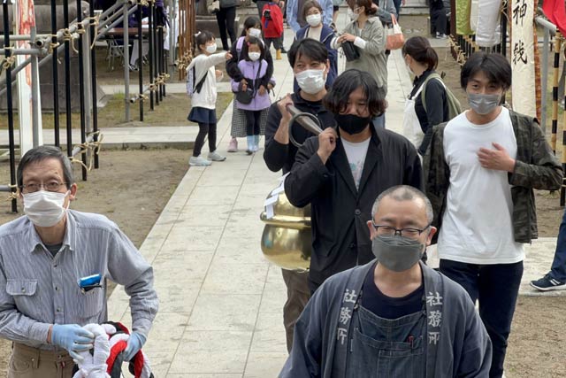 磨いた鈴と鈴緒を八幡宮へ運ぶ