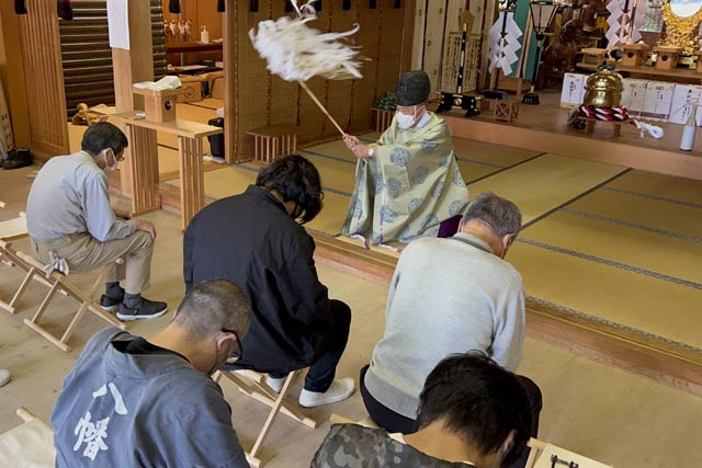 八幡宮でおはらいを受ける
