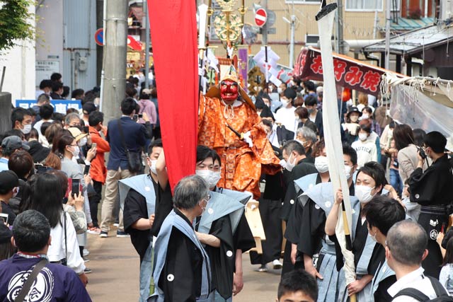 八幡宮を出発して八幡小路を進む大名行列