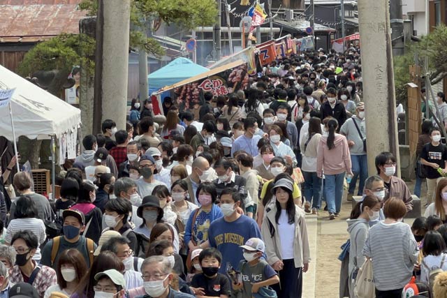 ごった返す参道
