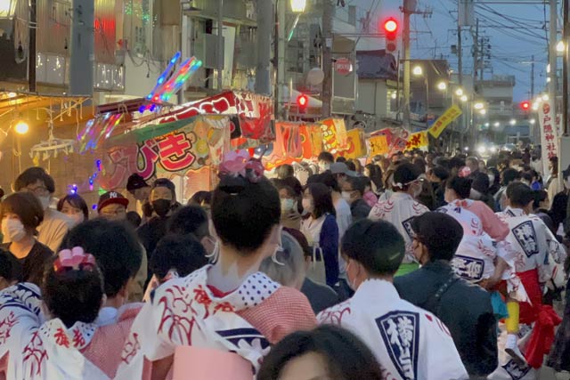 露店でごった返すなかを帰る横町万灯