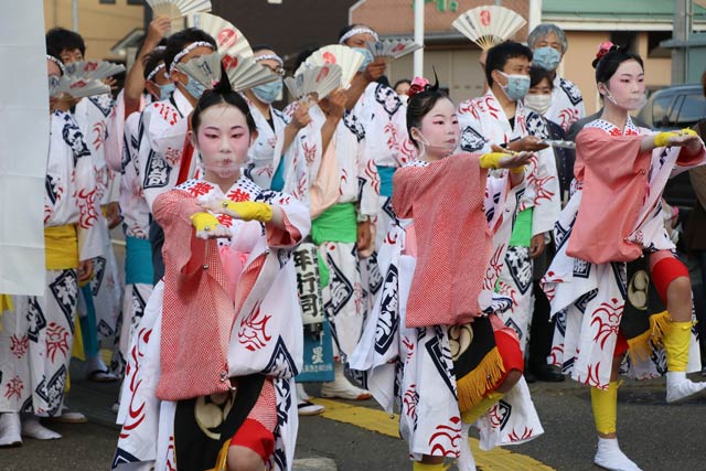 町内集会所前で横町万灯