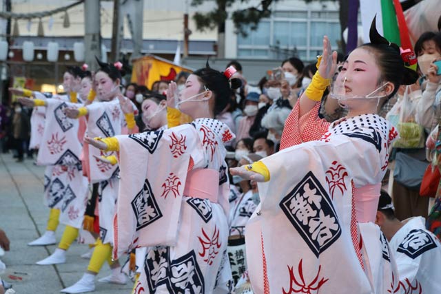 横町万灯が奉納
