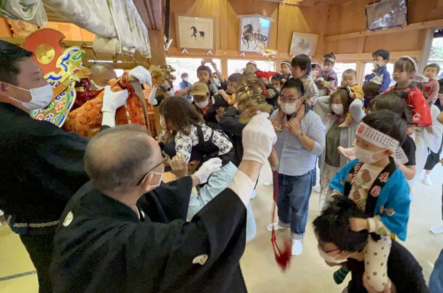 三条祭りの舞い込みは頭をなでる代わりに神楽鈴を鳴らす 
