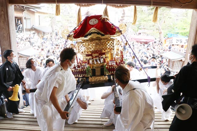 八幡宮に戻る神輿