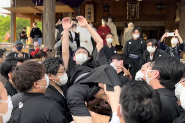 胴上げされる三条若衆会の石川会長