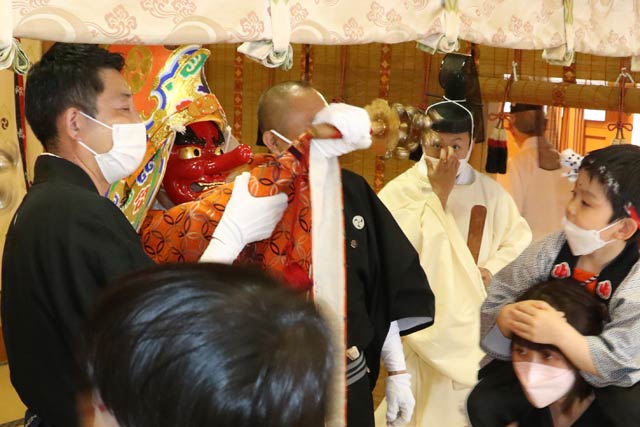 天狗が神楽鈴を頭の上で鳴らしておはらい