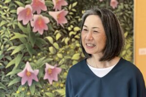 「下田の森の美術館」で個展を開いている渡邉美保子さん