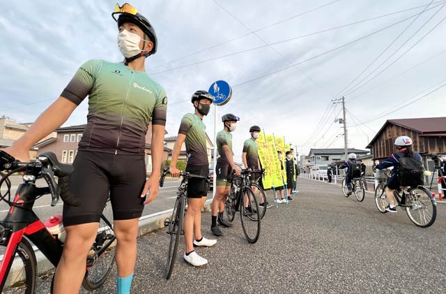 自転車安全リーダーに委嘱されて街頭に立つ県立吉田高校自転車競技部の部員