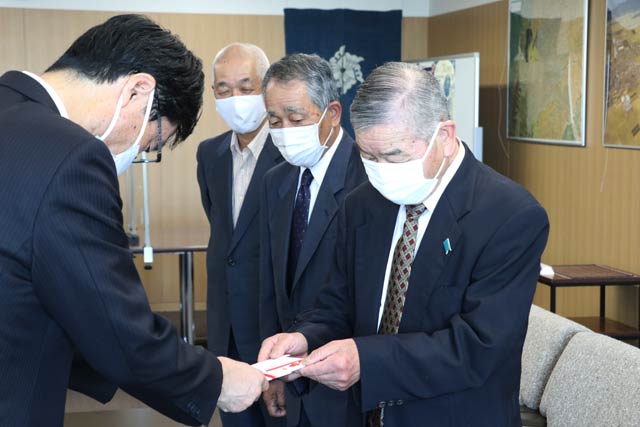 左から鈴木市長、燕市自治会協議会の樋口副会長、深澤副会長、田辺会長
