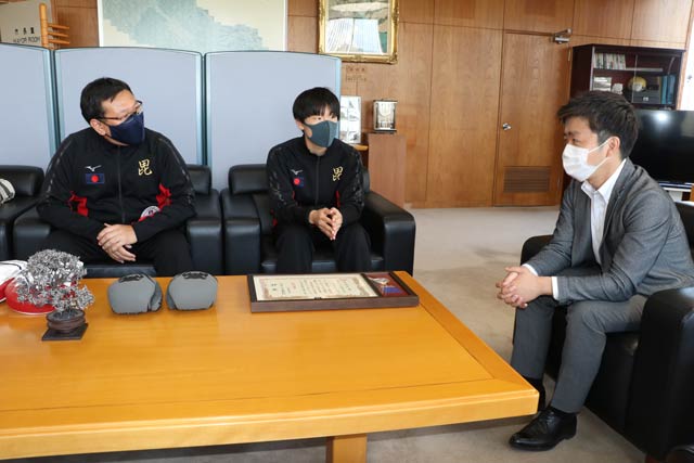 父の栄太郎さんとともに滝沢市長と歓談