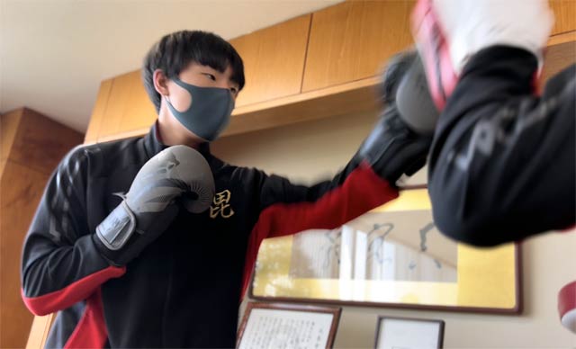 ミット打ちを披露する鳳人さん