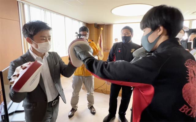 ミット持ちを買って出た滝沢市長