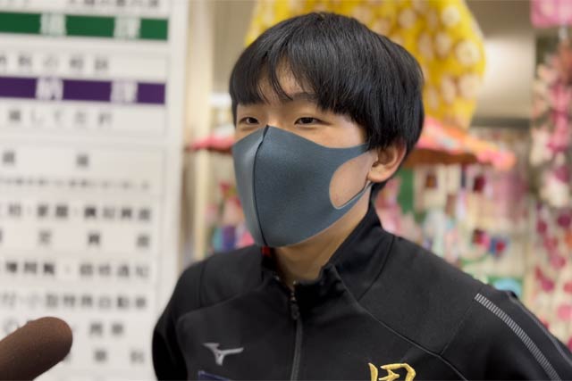 インタビューを受ける鳳人さん