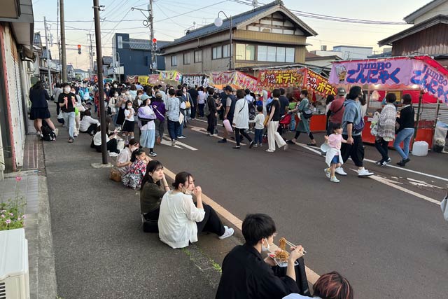 道路に座って過ごす人も