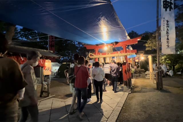 参拝を待つ行列が50メートル以上に延びることも