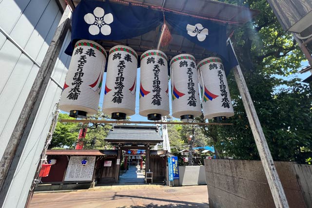 天満宮の参道へと続く道路