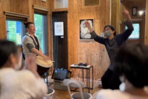 古田木綿子展のミニライブに舞踊家堀川久子さんが即興で踊る
