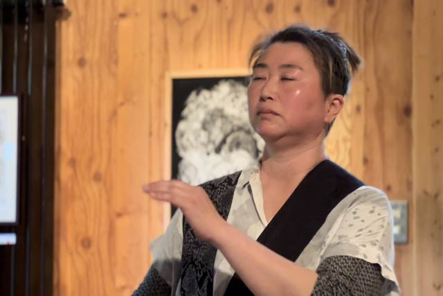 演奏に没頭する古田さん