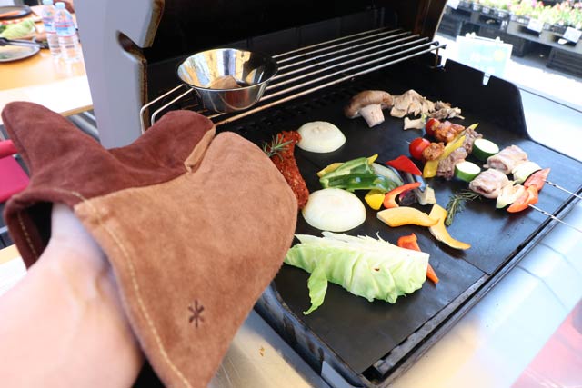 本格的なバーベキューグリラーで食材を焼く
