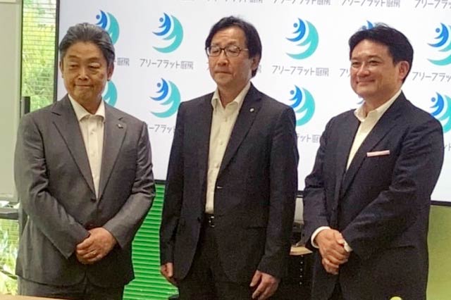 左からサイゼリヤの堀埜社長、CSsTの小林社長、ハイサーブウエノの小越社長