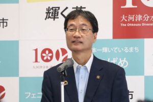 定例記者会見を行う鈴木燕市長