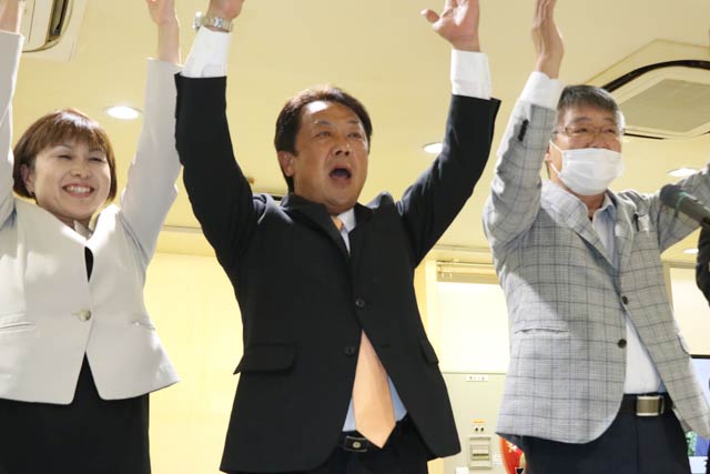万歳する堀氏ら