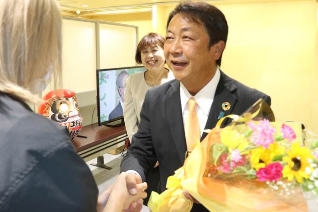 花束を受け取る