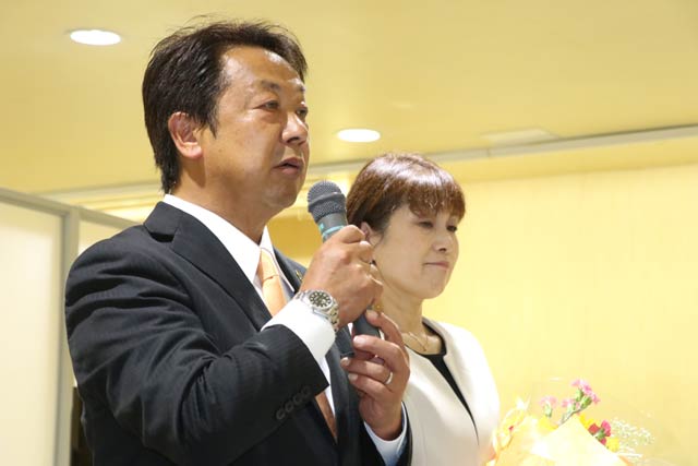 あいさつする堀氏