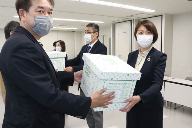 2大学と加茂商議所に「メルカリエコボックス」を手渡す
