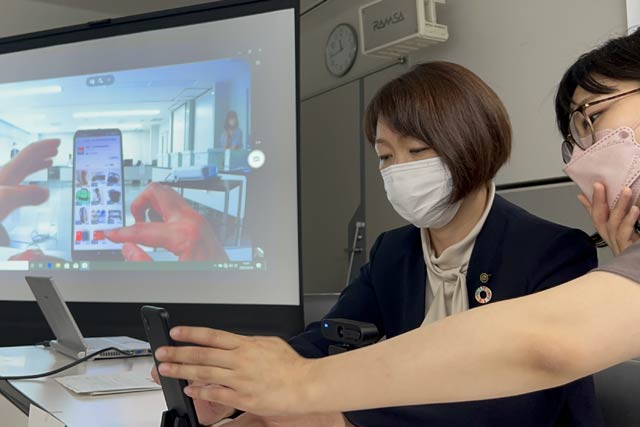 スマホで「メルカリShops」の出品手続きをする藤田市長