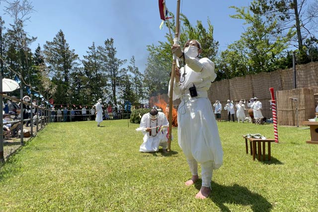 四方に弓を放つ相田代表