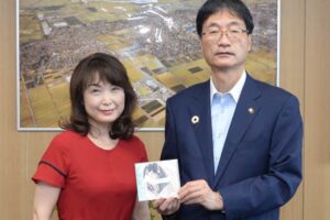 瀬尾さんのCD「Risoluto」を手に瀬尾さんと鈴木市長