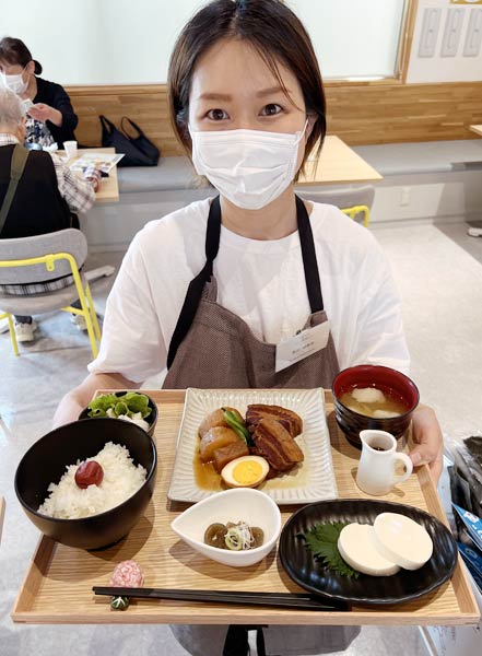 佐渡出身スタッフの石川さんと「佐渡・田上のうめえっちゃ定食」