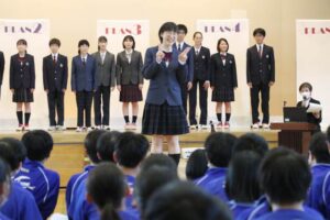 燕中で行われた新制服のファッションショー