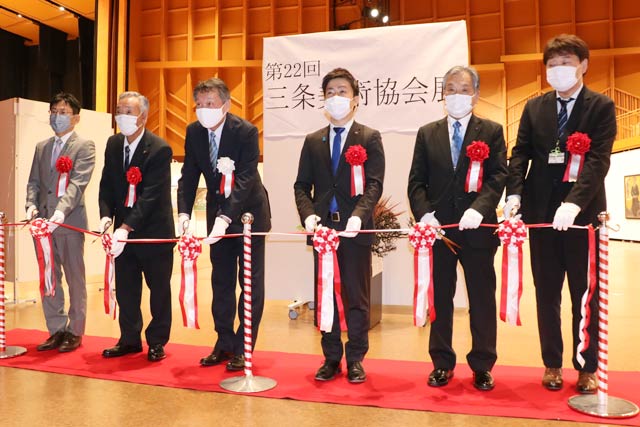 会場式のテープカット