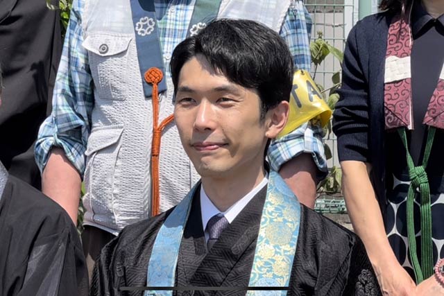 にこやかに記念写真に写る大谷新門