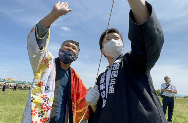 開会式後に初めての三条凧合戦で凧揚げに挑戦する滝沢市長
