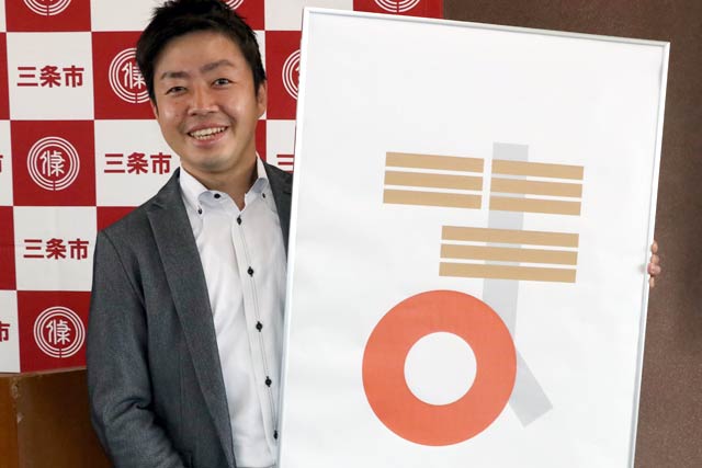 滝沢三条市長と発表した「まちやま」のロゴ