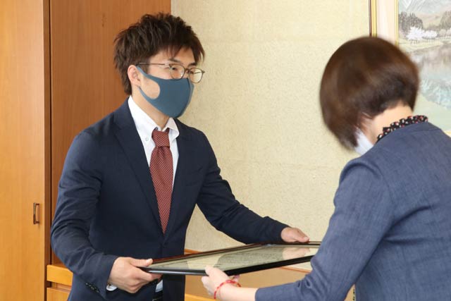 加茂市表彰を高橋選手に贈呈