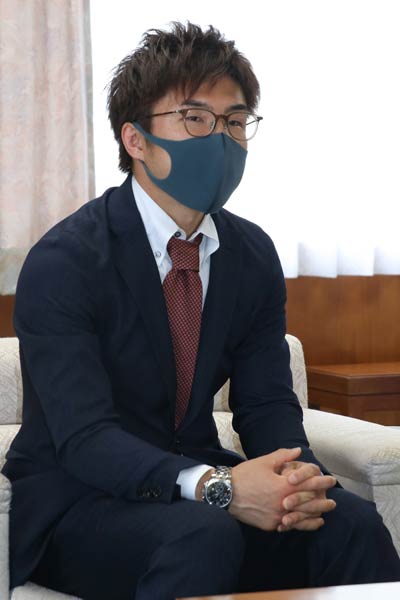 藤田市長に引退の敬意を話す高橋選手