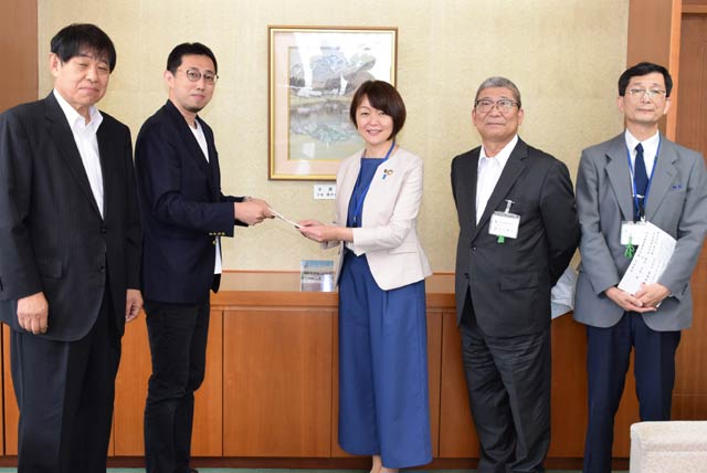 左から堀内組の堀内会長、堀内社長、藤田市長、山川教育長、細貝図書館長