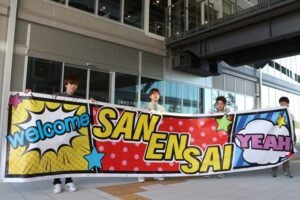 渡り廊下に下げる「三燕祭」の横断幕