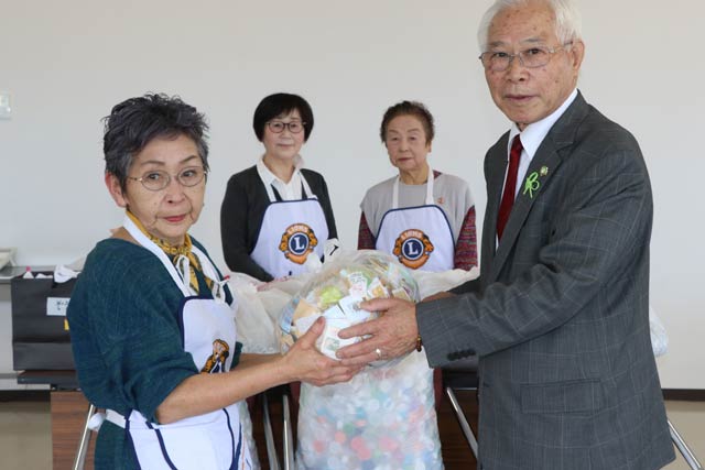 燕ライオンズクラブ雪つばき支部が燕市社協にプルタブやペットボトルキャップを寄付