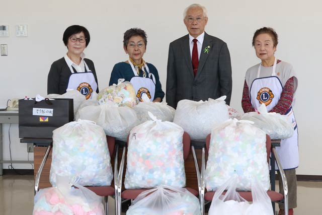 山野ようなプルタブやペットボトルキャップと左から雪つばき支部の原田第一副会長、長谷川会長、山岡市社協会長、深澤第二副会長