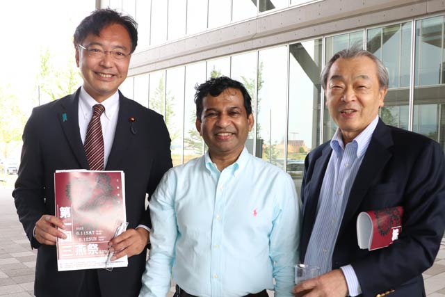 左から国定衆院議員、シャハリアル学長、ハードオフコーポレーションの山本会長